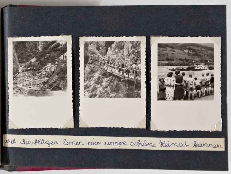 I ragazzi del Gruppo Voith St. Pölten in gita. Sull'album è riportata la scritta "Con le gite impariamo a conoscere la nostra bella patria"